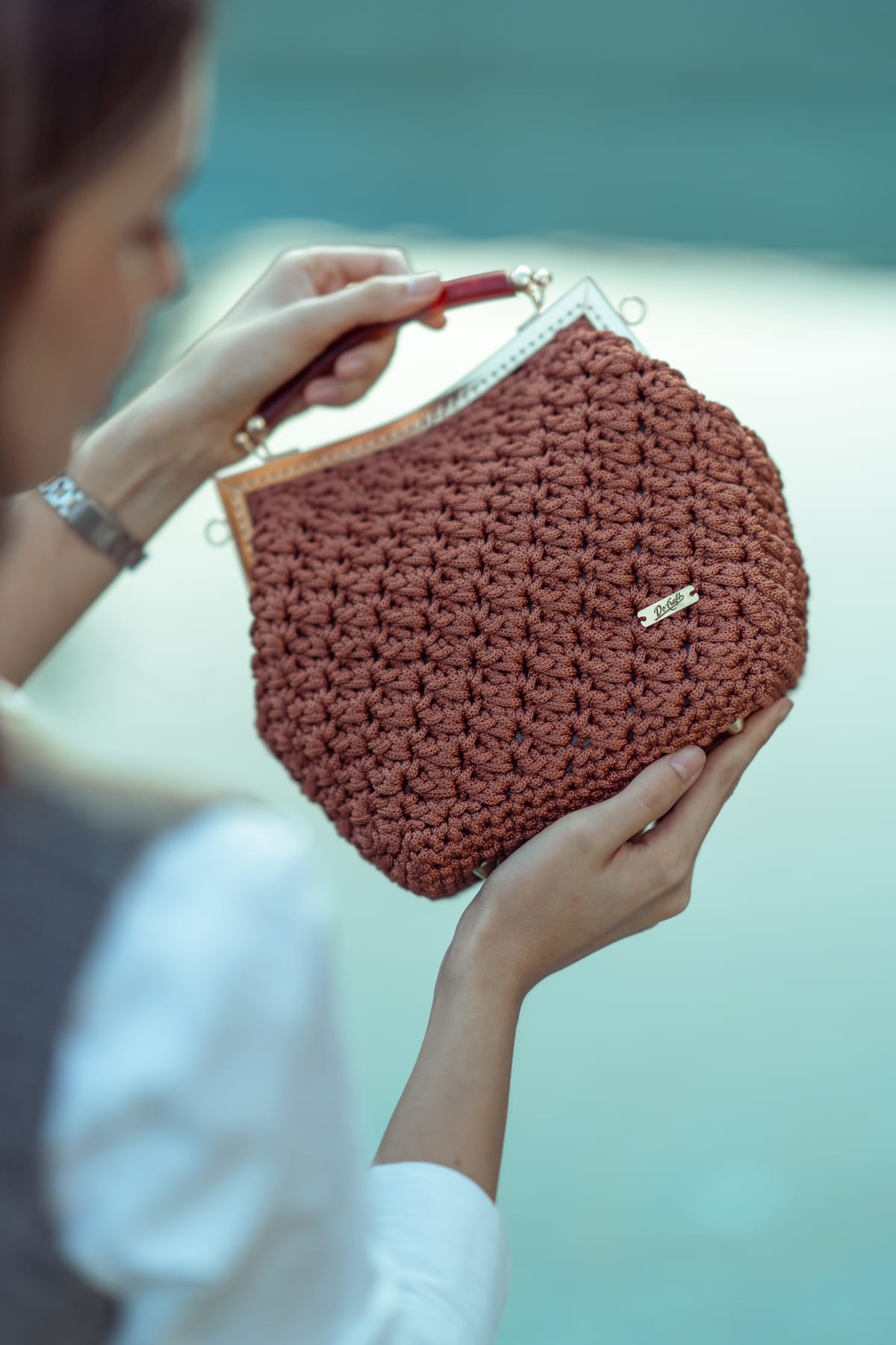 Sac tressé rond porté à la main